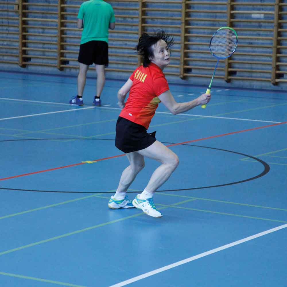 Frau beim Badminton